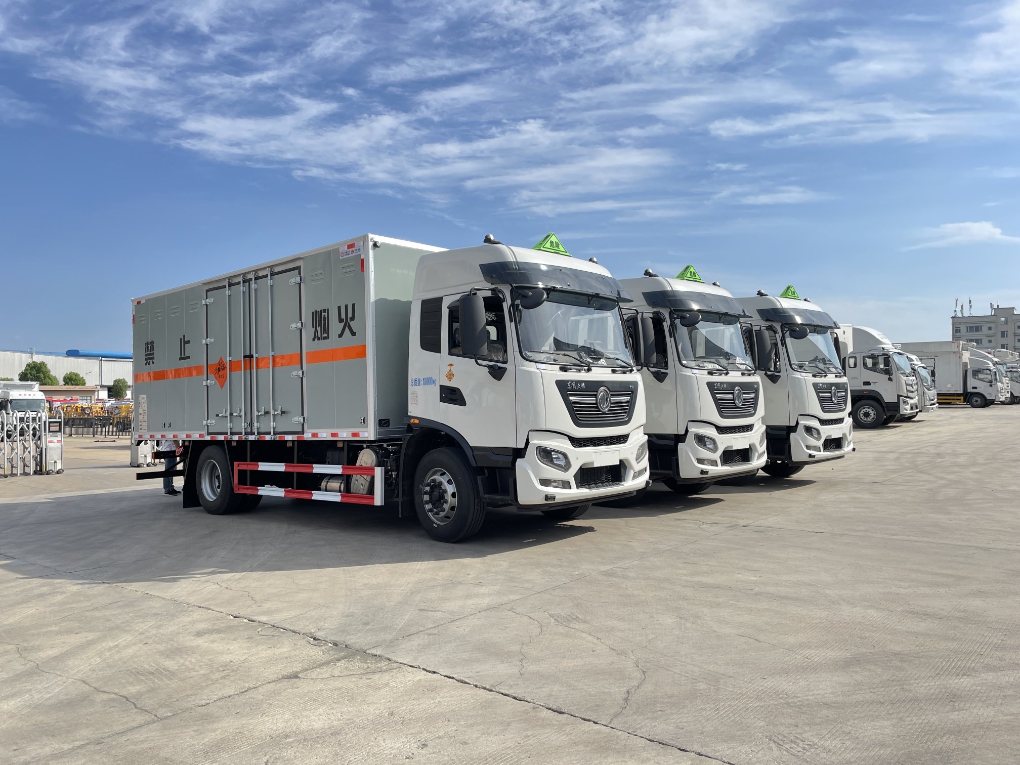 支持西部大发展齐发3台东风天锦6.2米爆破器材运输车