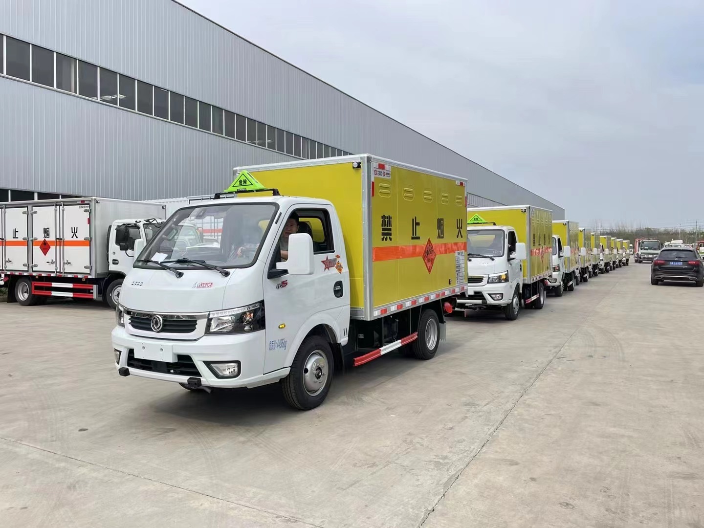 东风途逸2吨蓝牌炸药车