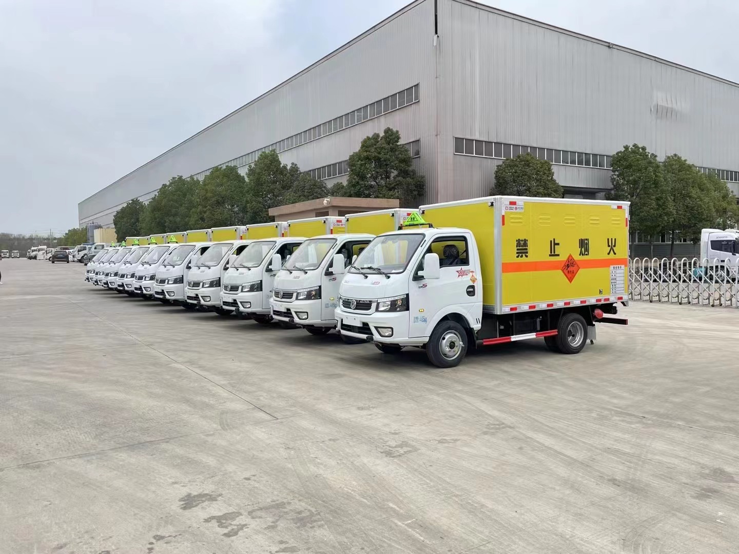 东风途逸2吨蓝牌炸药车