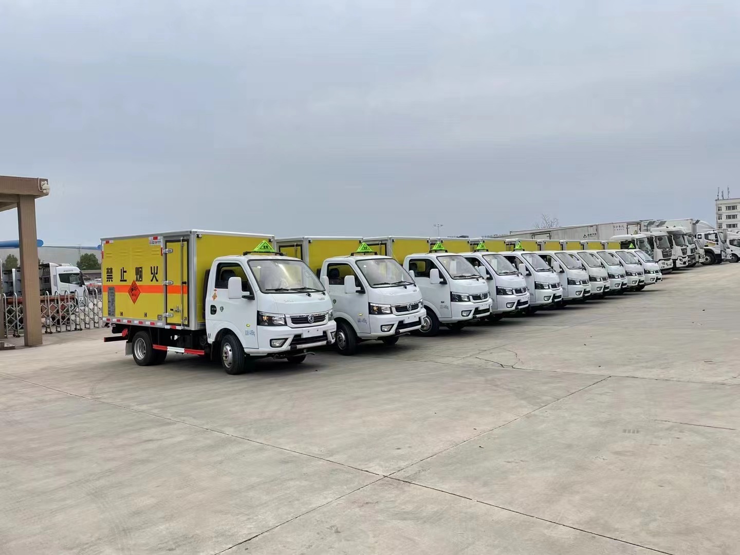 东风途逸2吨蓝牌炸药车