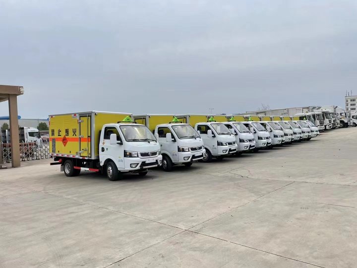 东风途逸2吨蓝牌炸药车