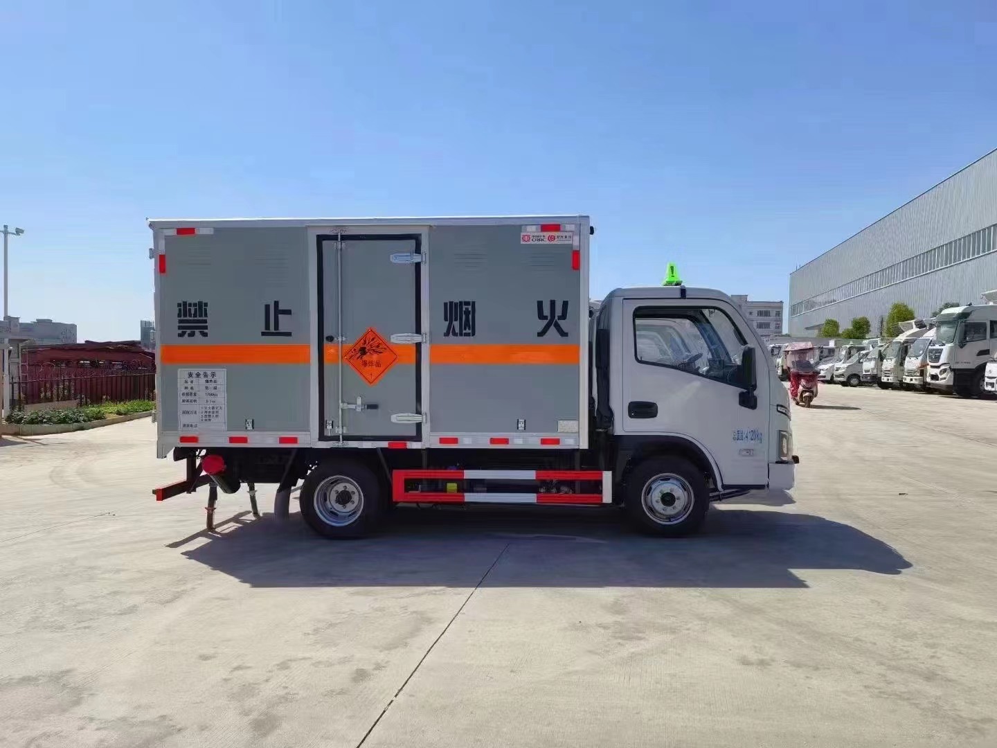 跃进福运爆破器材运输车