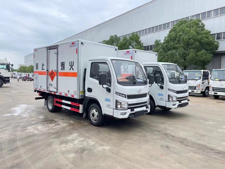 跃进福运爆破器材运输车