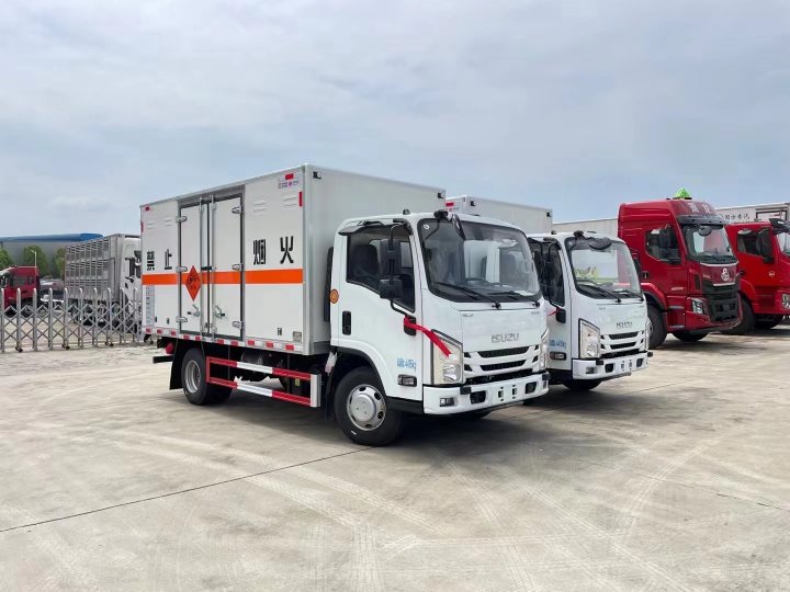 五十铃蓝牌4.15米爆破器材运输车