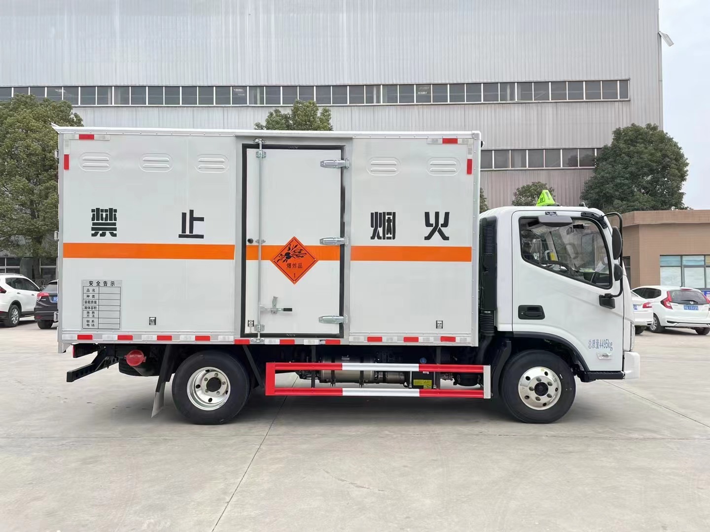 福田欧马可宽体蓝牌4.1米爆破器材运输车