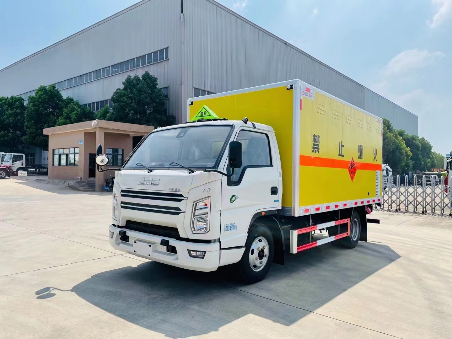 江铃顺达黄牌2.4吨爆破器材运输车