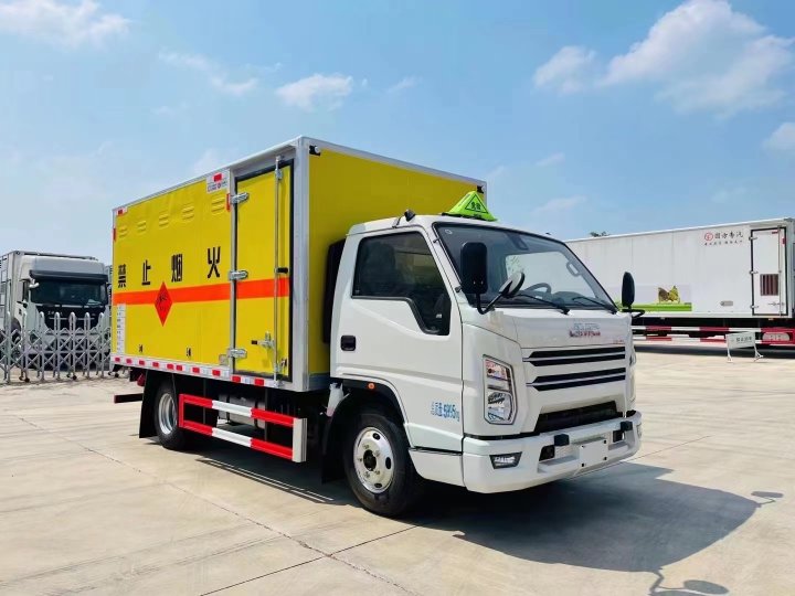 江铃顺达黄牌2.4吨爆破器材运输车