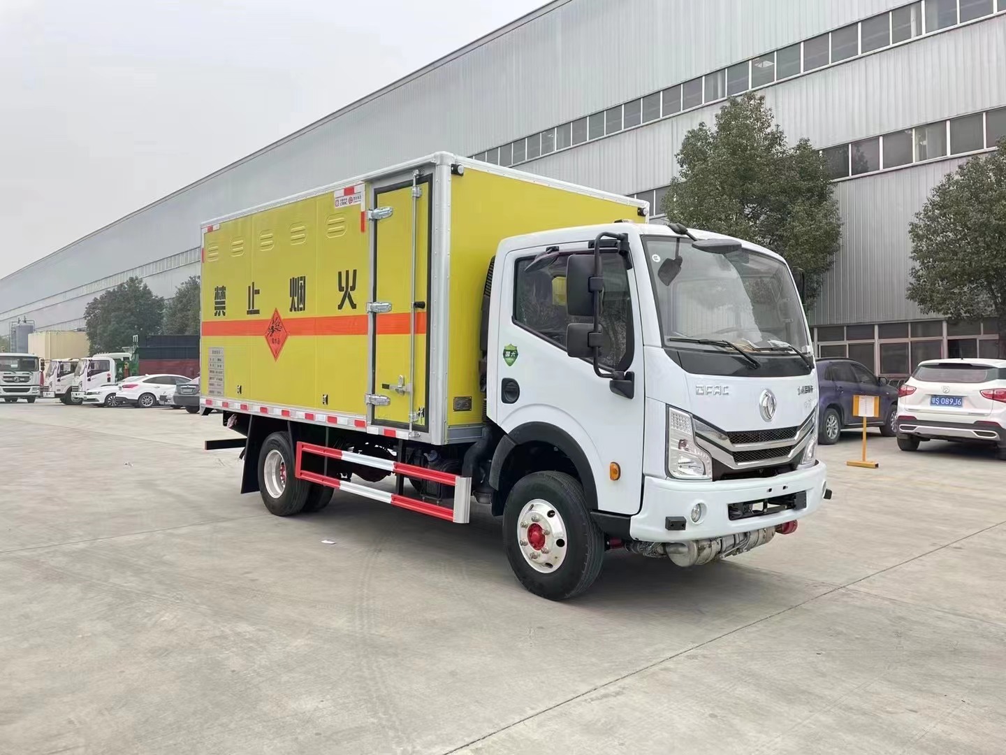 东风多利卡3.8吨炸药车