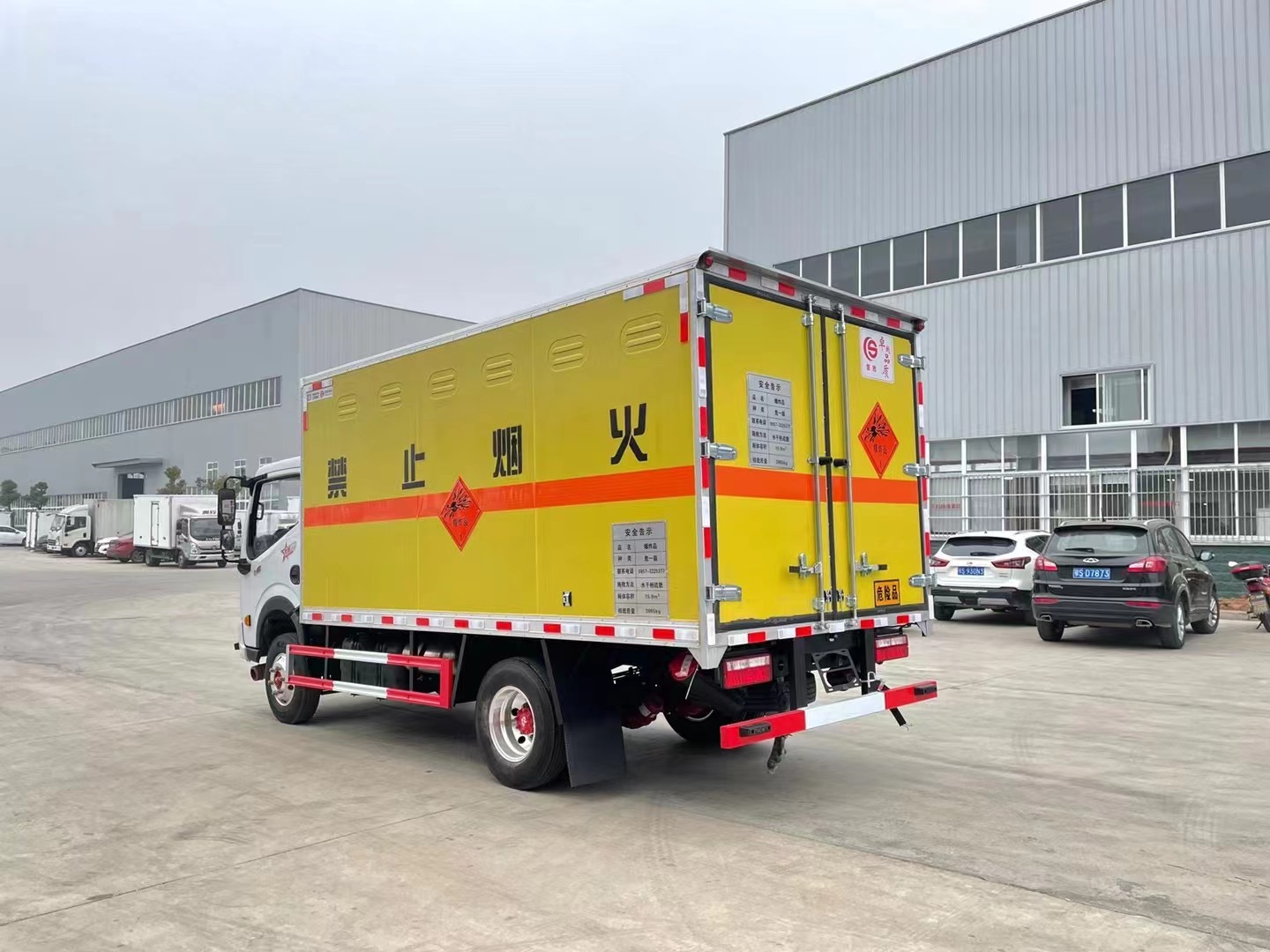 东风多利卡3.8吨炸药车