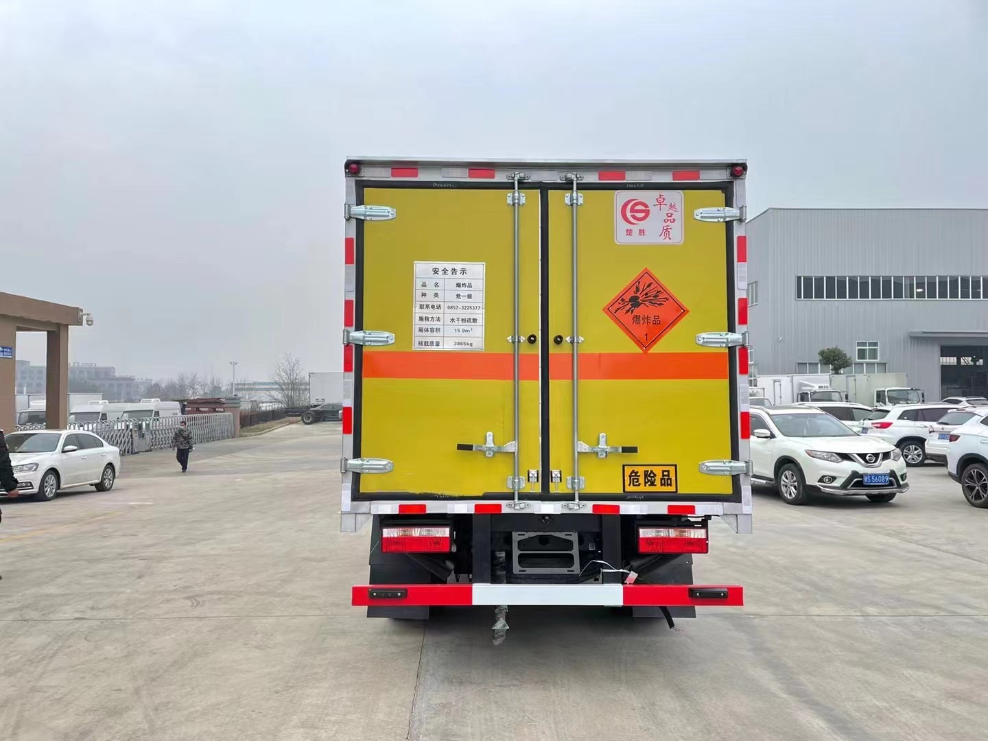 东风多利卡3.8吨炸药车