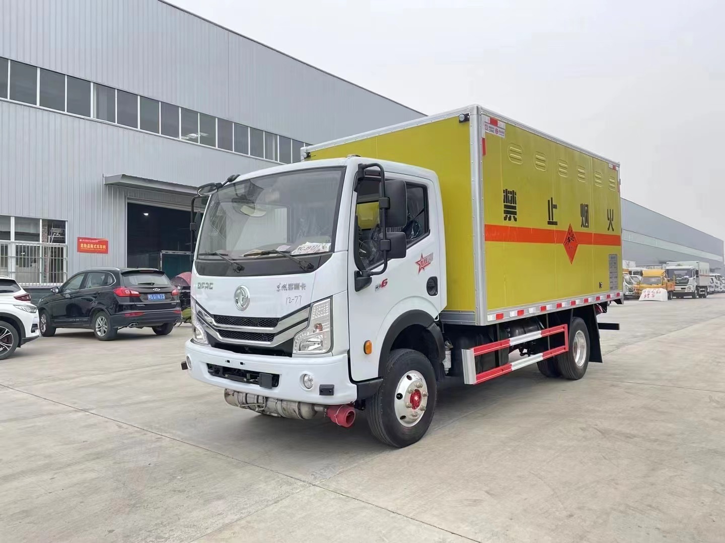 东风多利卡3.8吨炸药车