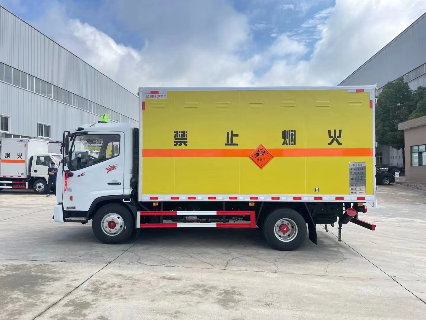 东风凯普特4.3米5吨爆破器材运输车