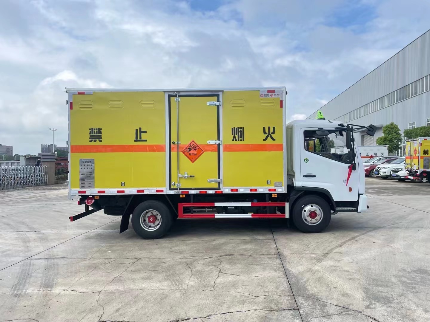 东风凯普特4.3米5吨爆破器材运输车