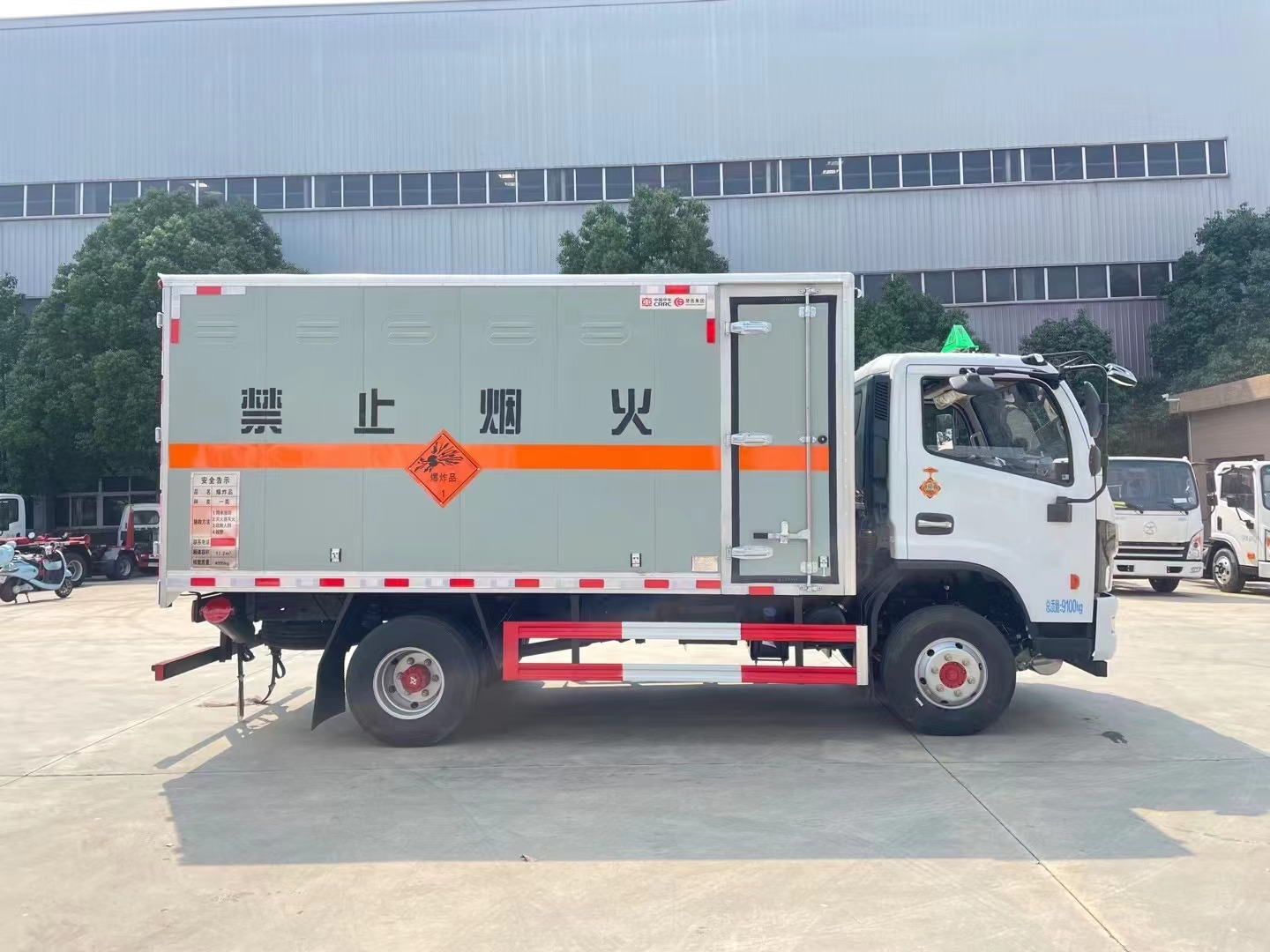 东风多利卡5吨爆破器材运输车