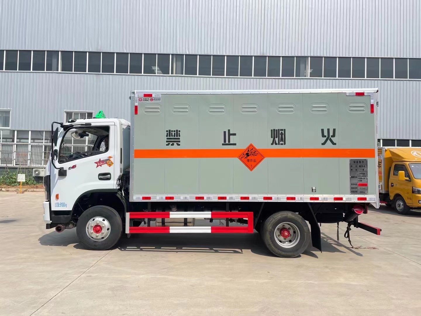 东风多利卡5吨爆破器材运输车