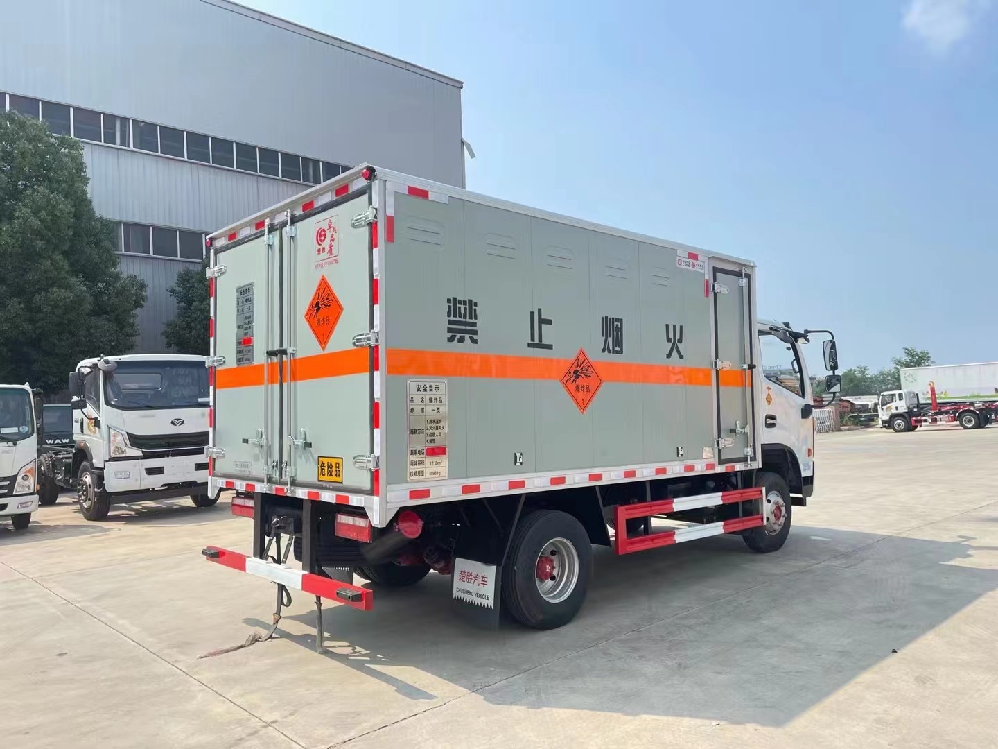 东风多利卡5吨爆破器材运输车