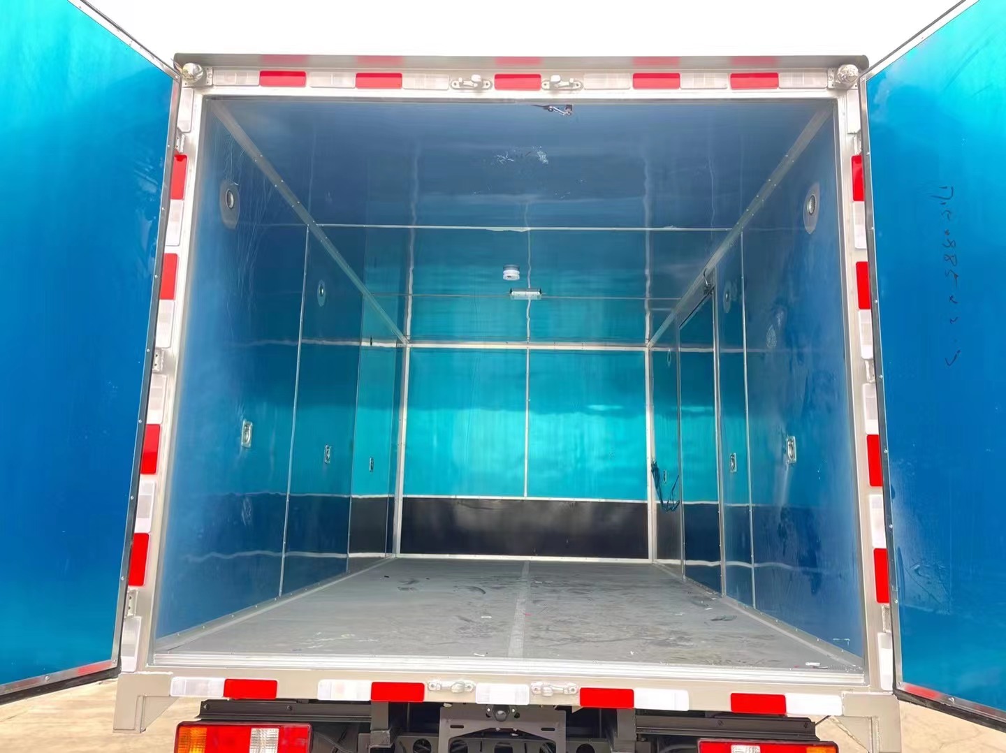 东风多利卡5吨爆破器材运输车