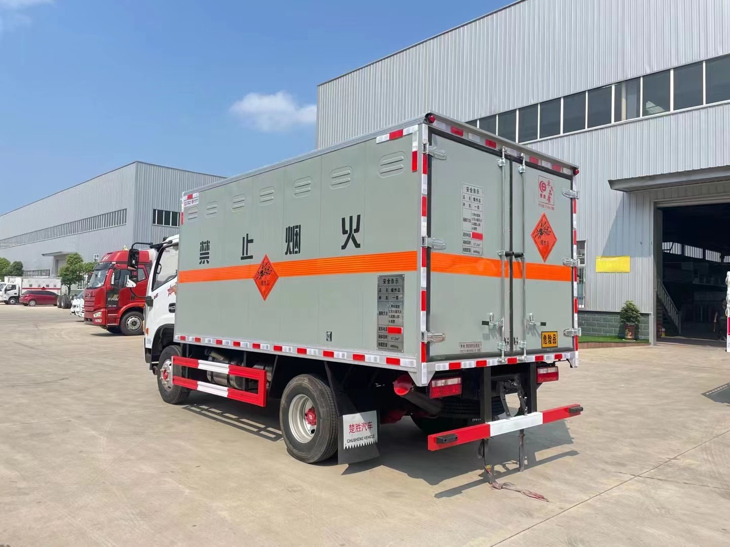 东风多利卡5吨爆破器材运输车