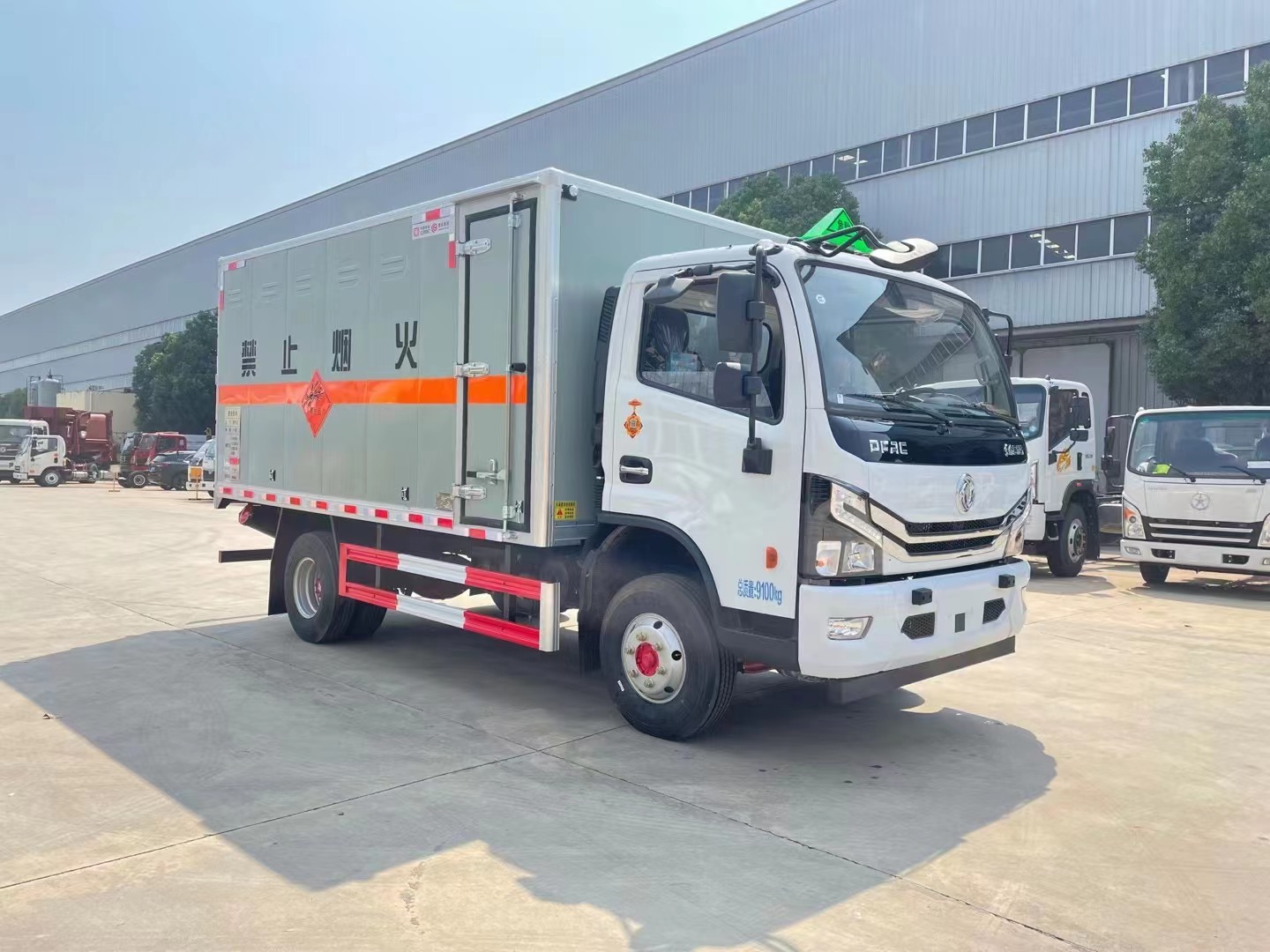 东风多利卡5吨爆破器材运输车