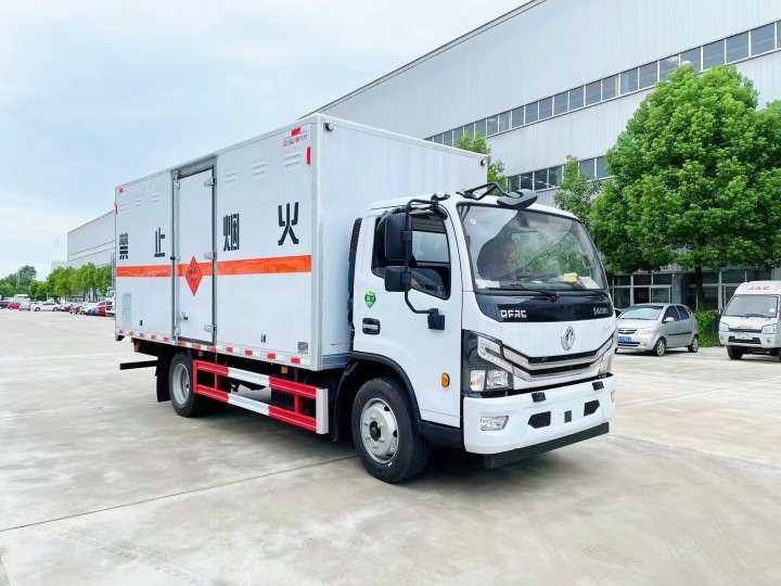 东风多利卡7吨民爆车