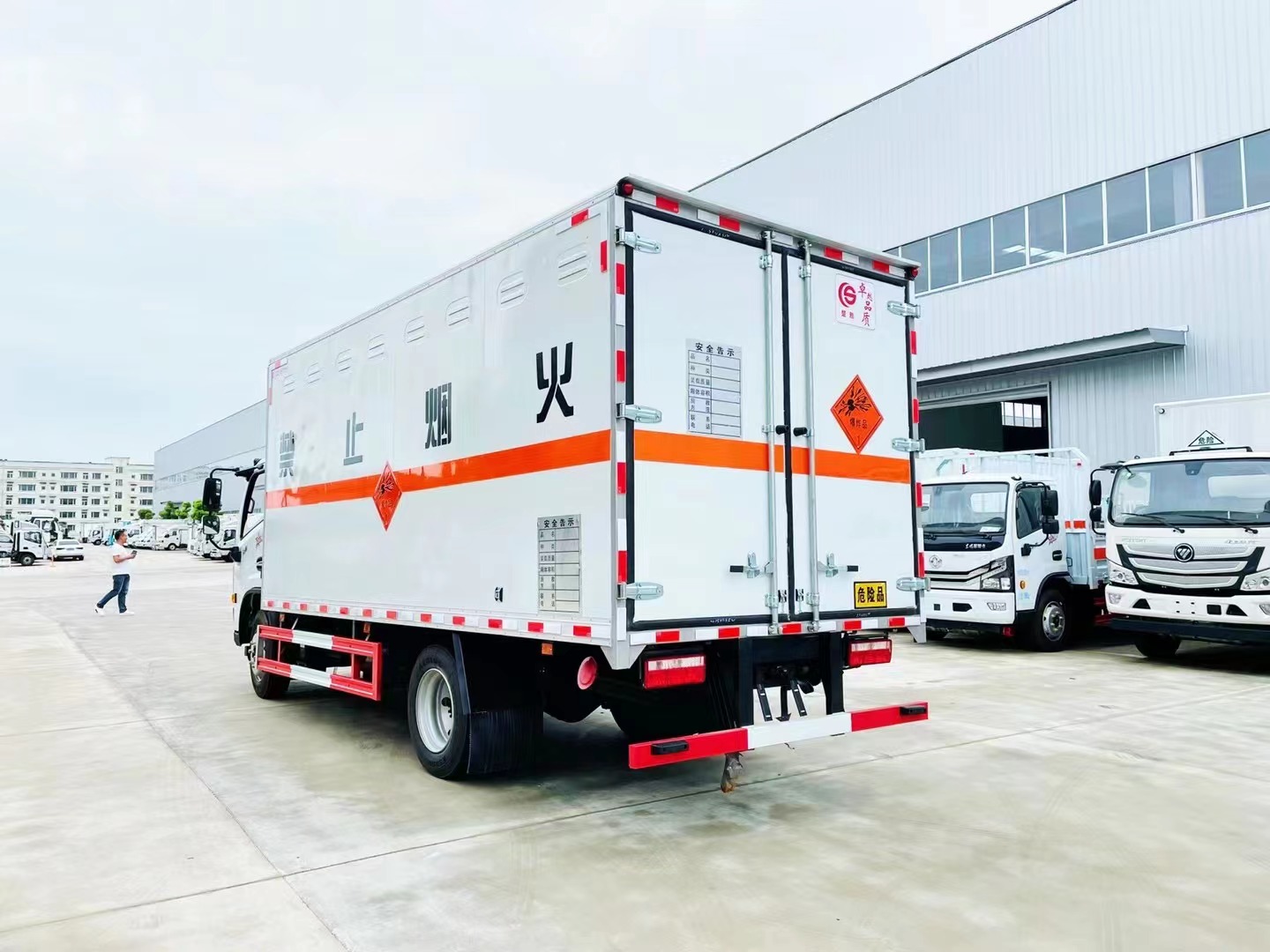 东风多利卡7吨民爆车