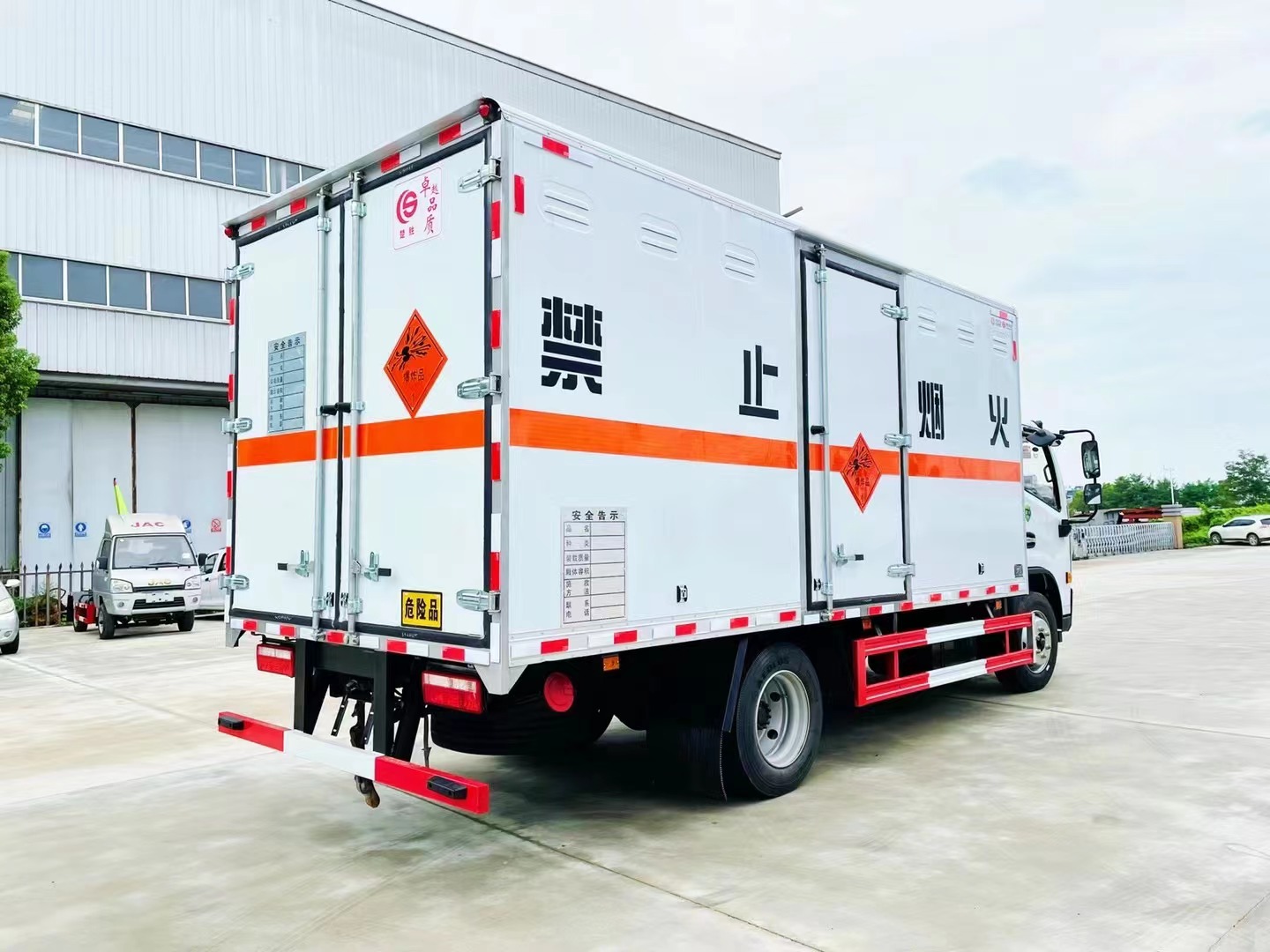 东风多利卡7吨民爆车