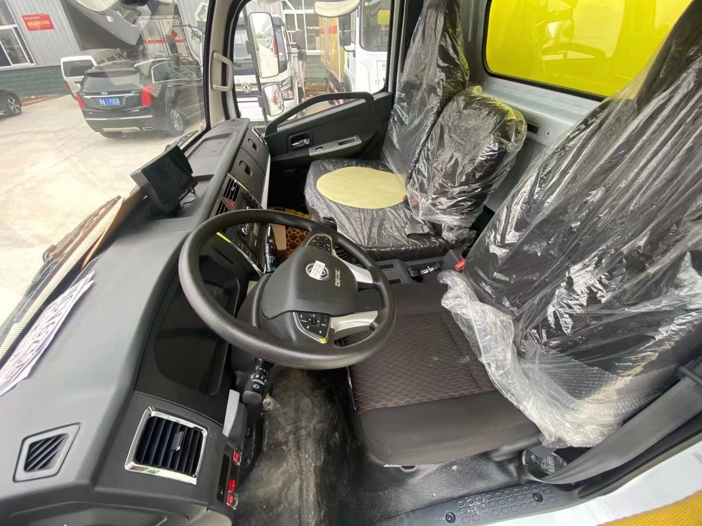 东风多利卡7吨民爆车