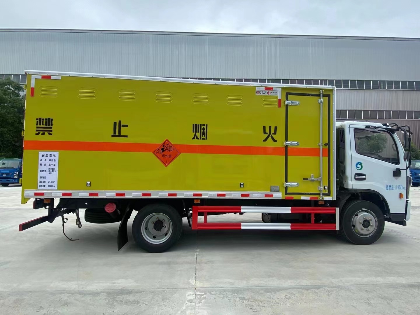 东风多利卡7吨民爆车