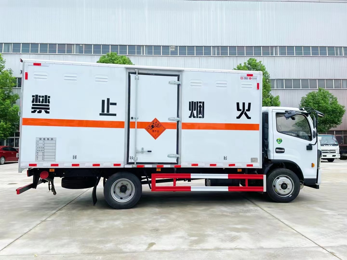 东风多利卡7吨民爆车