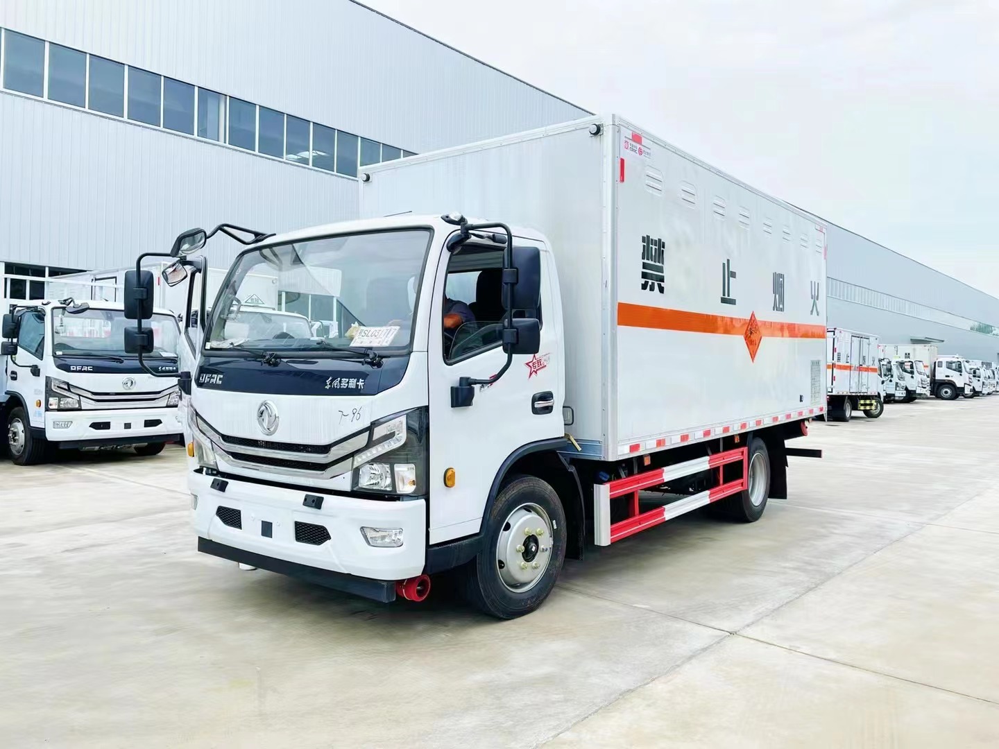 东风多利卡7吨民爆车