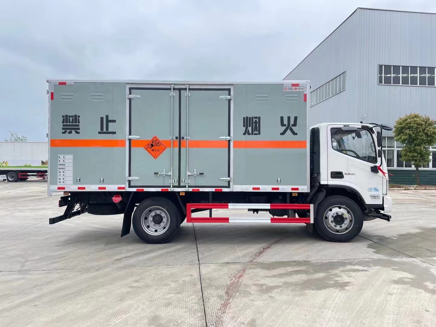 福田欧马可6.8吨爆破车