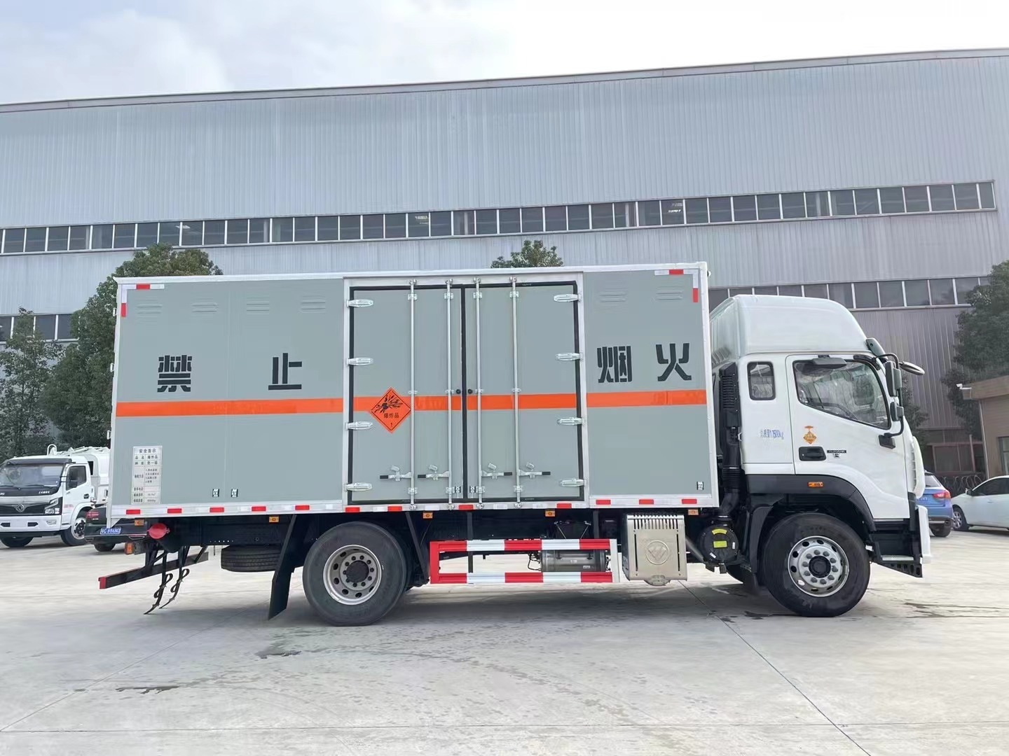 福田欧航10吨炸药车高顶双卧爆破车/