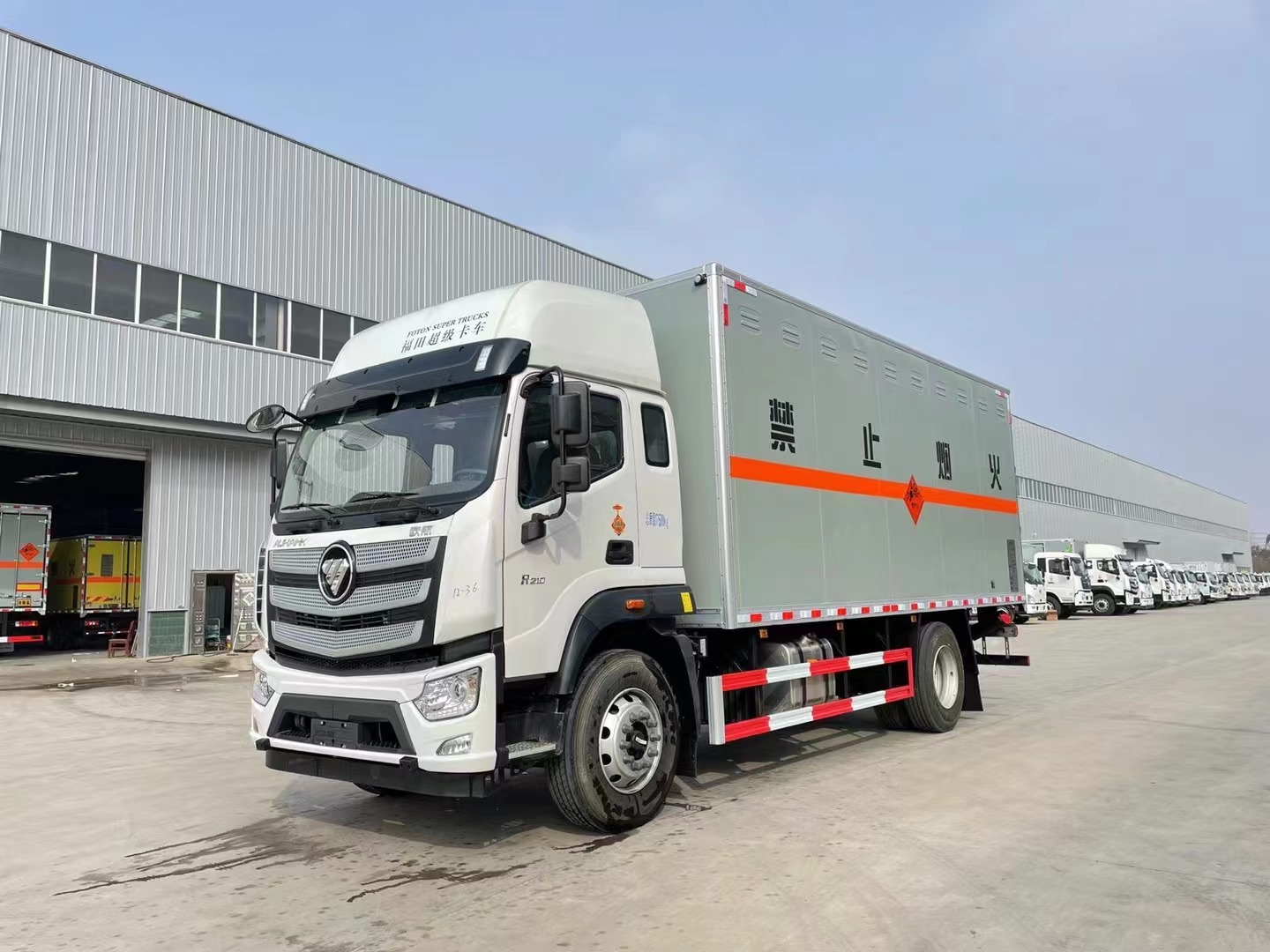 福田欧航10吨炸药车高顶双卧爆破车/