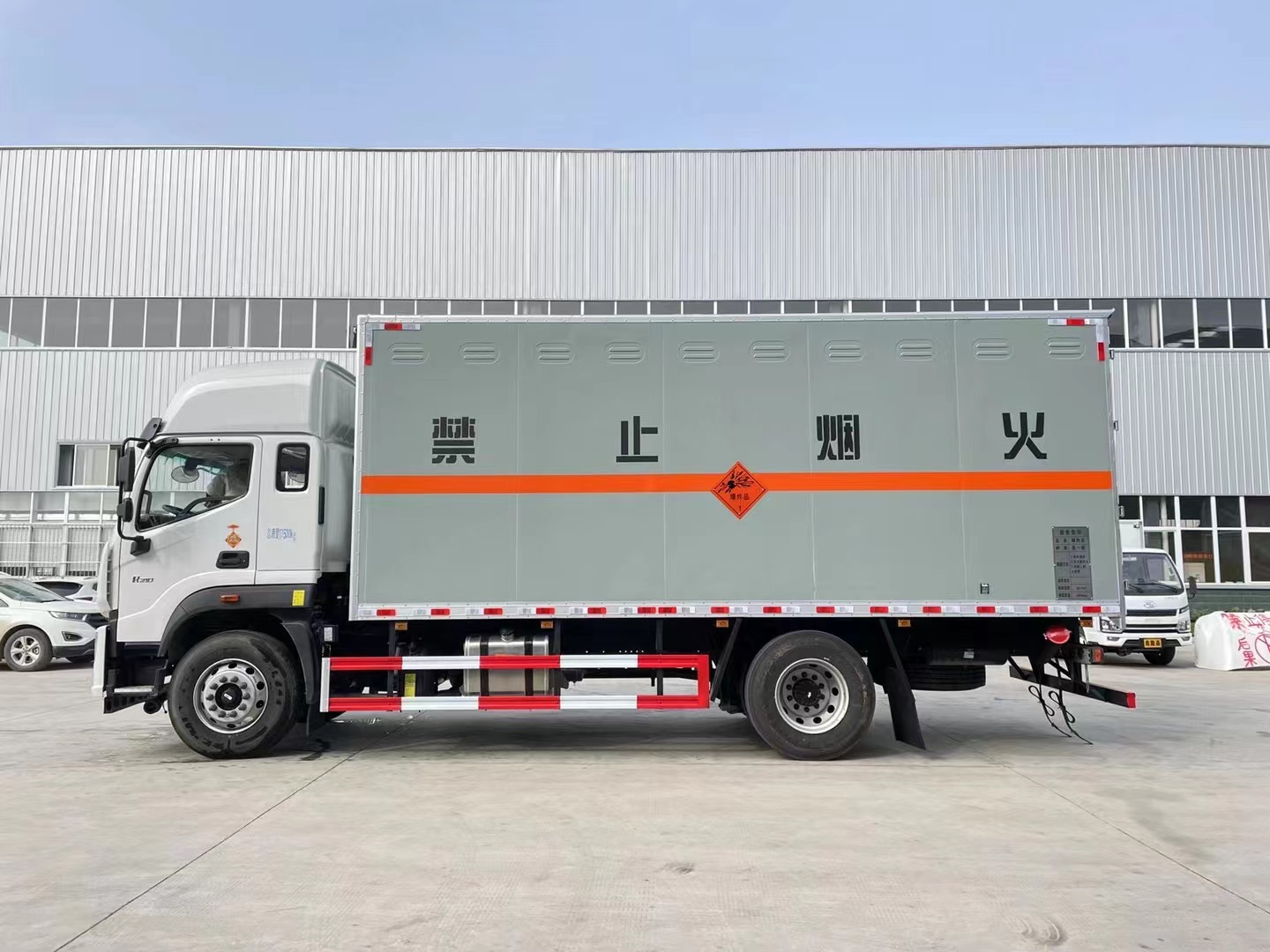 福田欧航10吨炸药车高顶双卧爆破车/