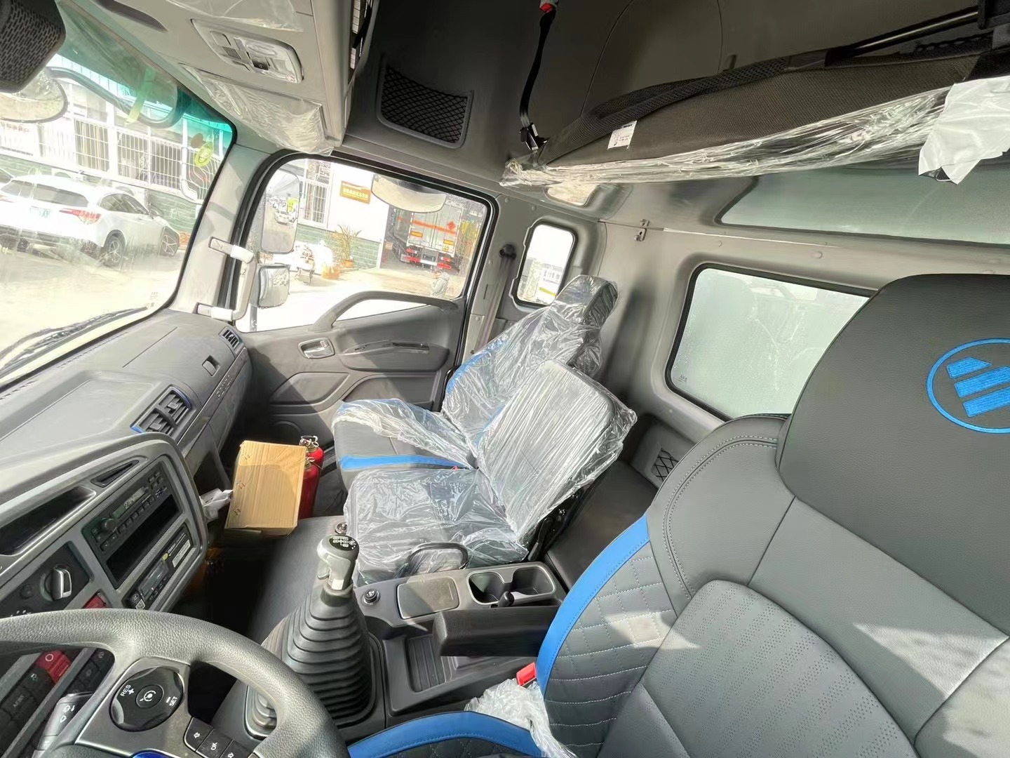 福田欧航10吨炸药车高顶双卧爆破车/