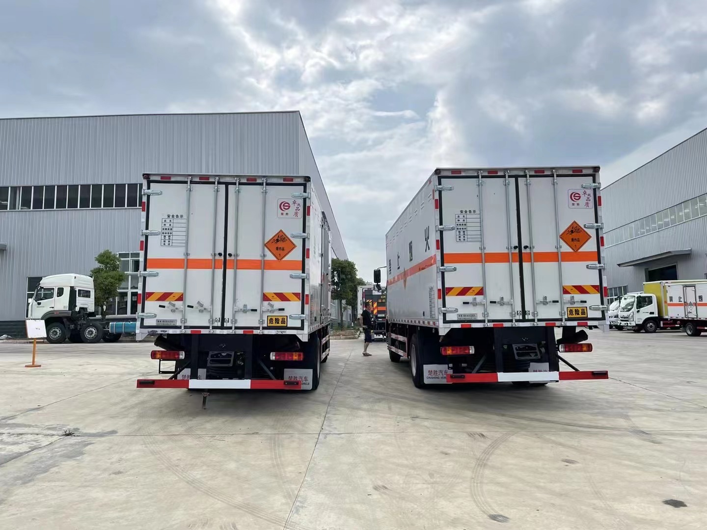 解放7.6米爆破器材运输车