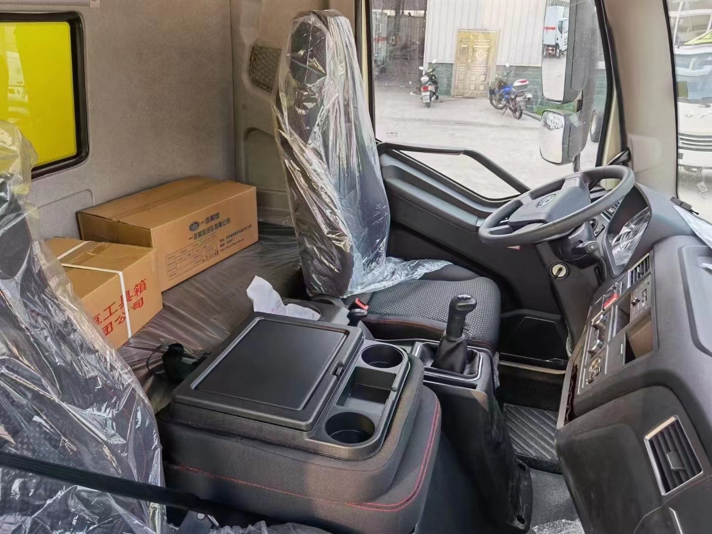 解放7.6米爆破器材运输车