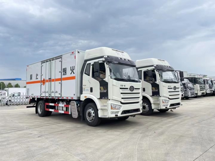 解放7.6米爆破器材运输车