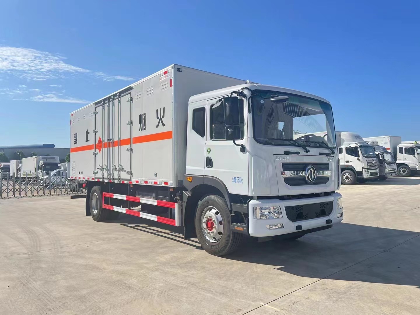 东风多利卡10吨炸药车