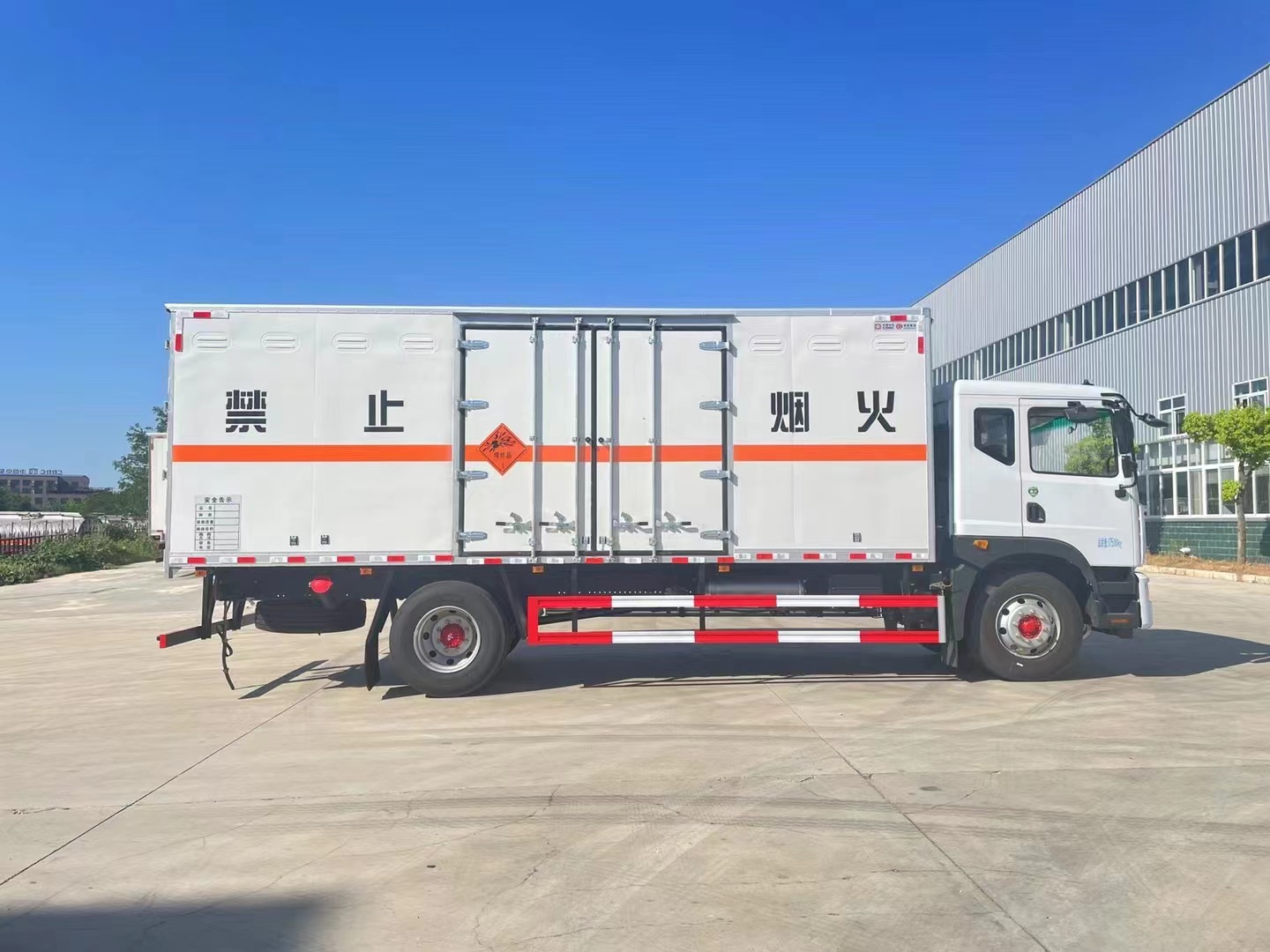 东风多利卡10吨炸药车