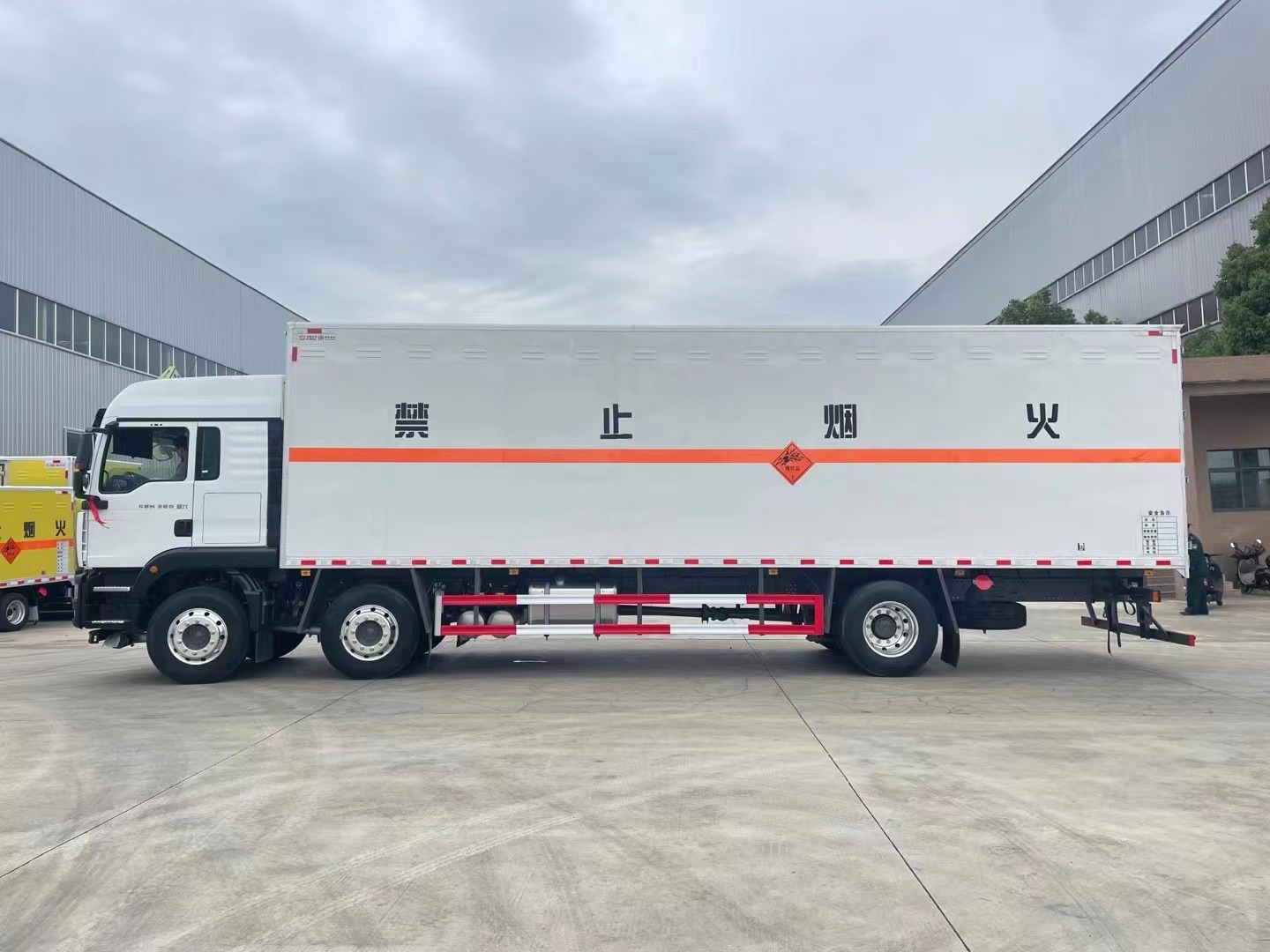 重汽汕德卡9.6米烟花爆竹运输车