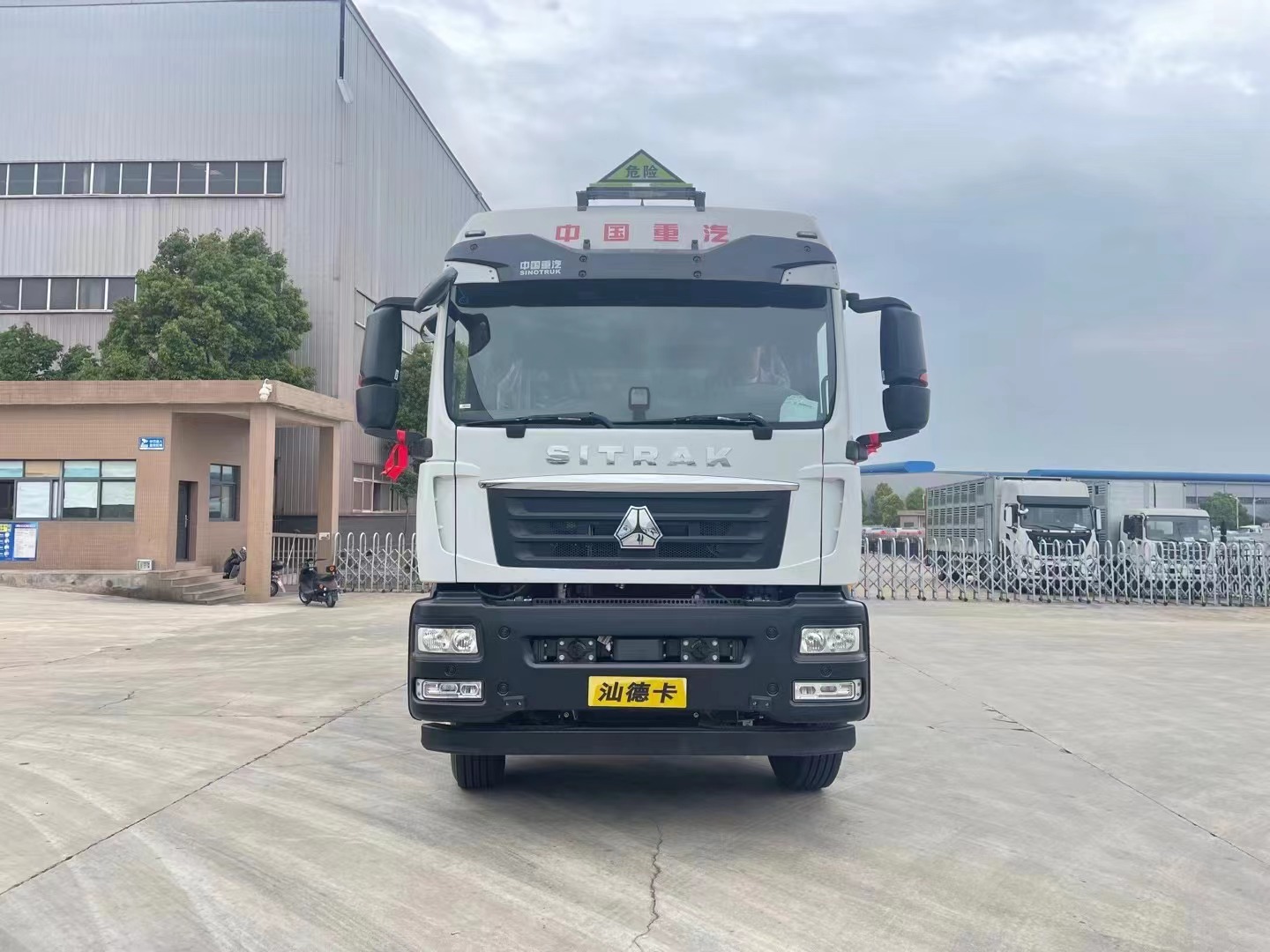 重汽汕德卡9.6米烟花爆竹运输车