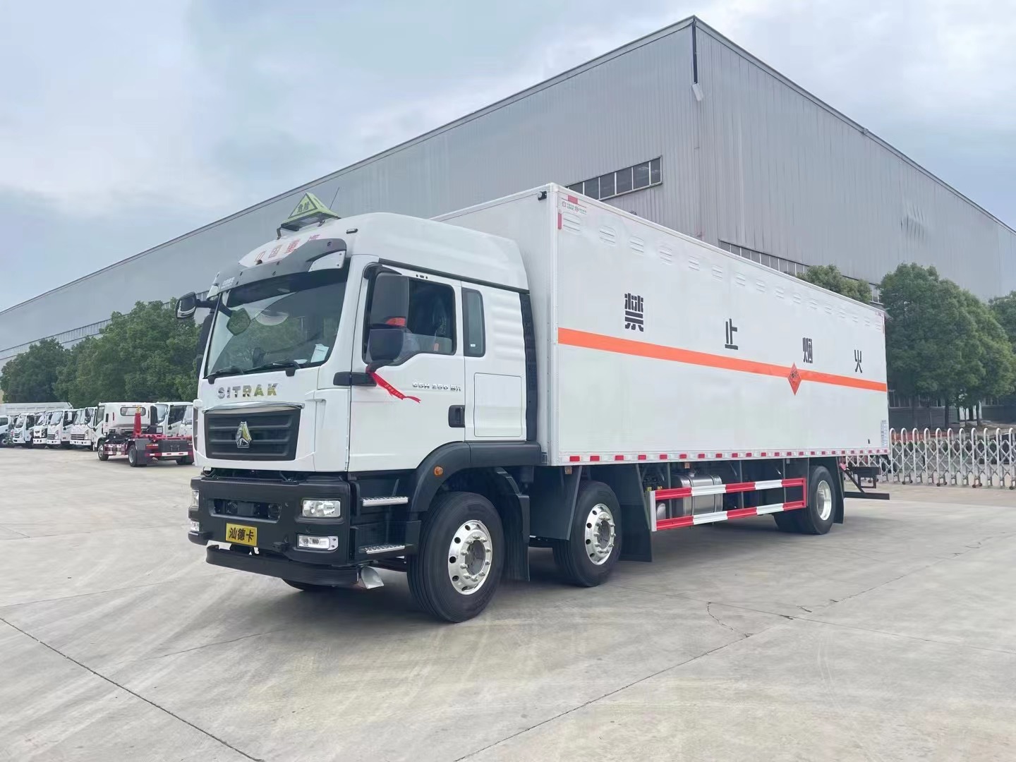 重汽汕德卡9.6米烟花爆竹运输车