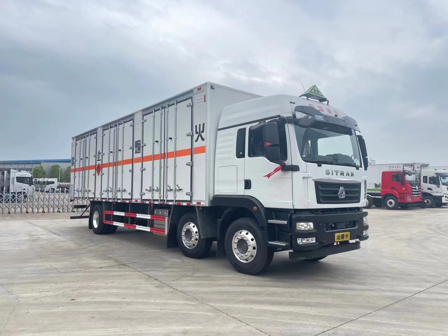 重汽汕德卡9.6米烟花爆竹运输车