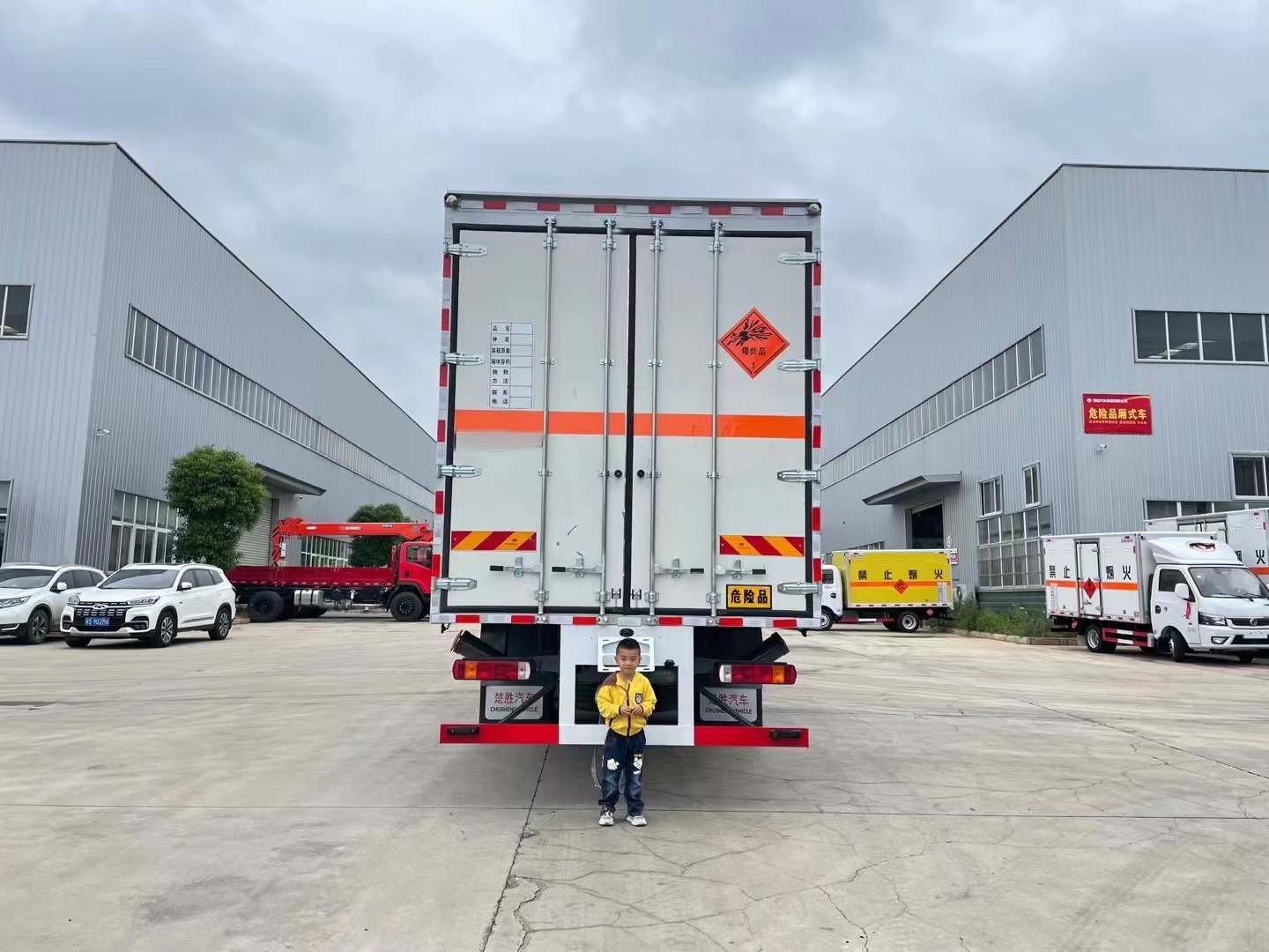 重汽豪沃9.6米烟花炮竹运输车