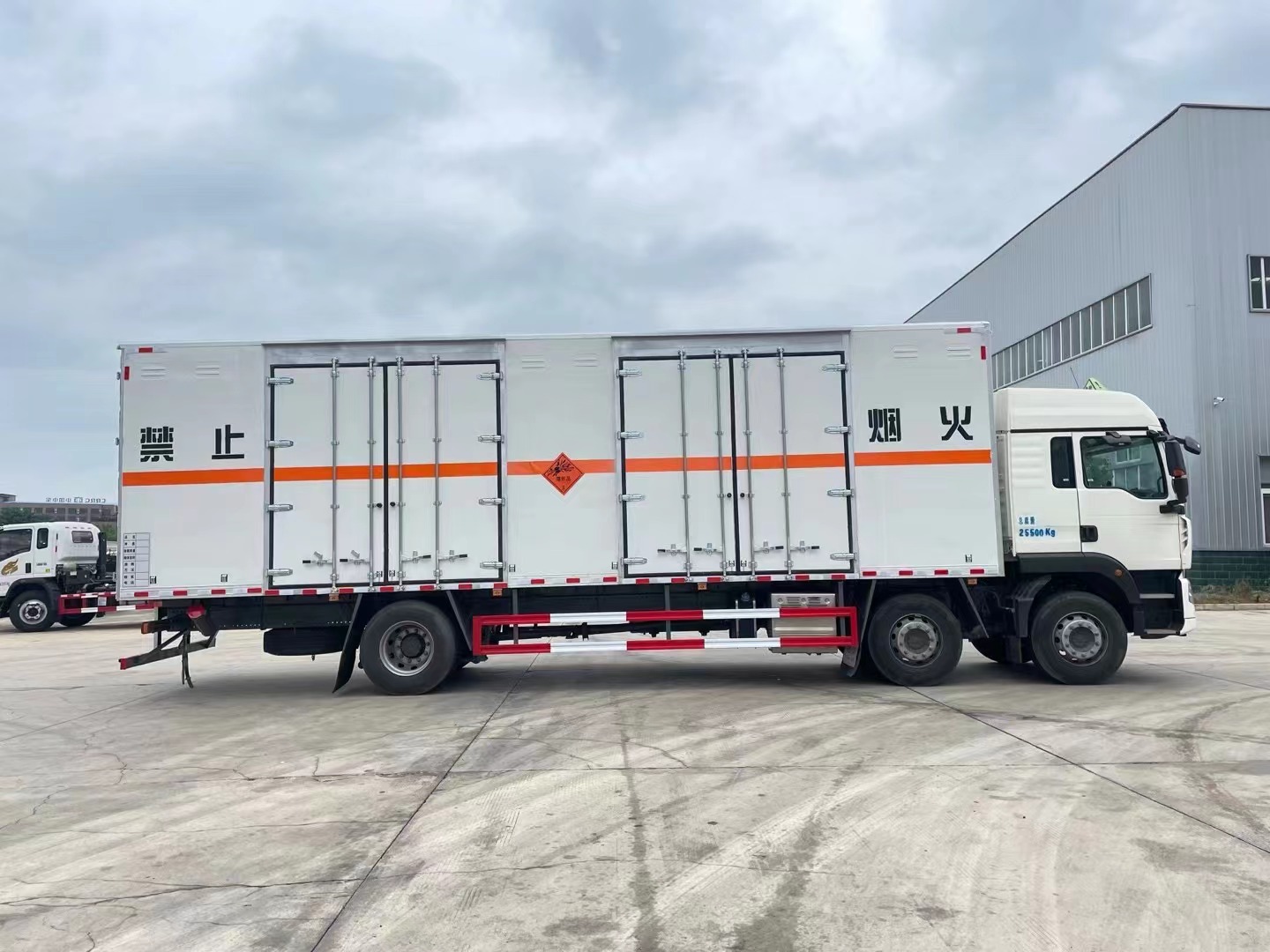 重汽豪沃9.6米烟花炮竹运输车