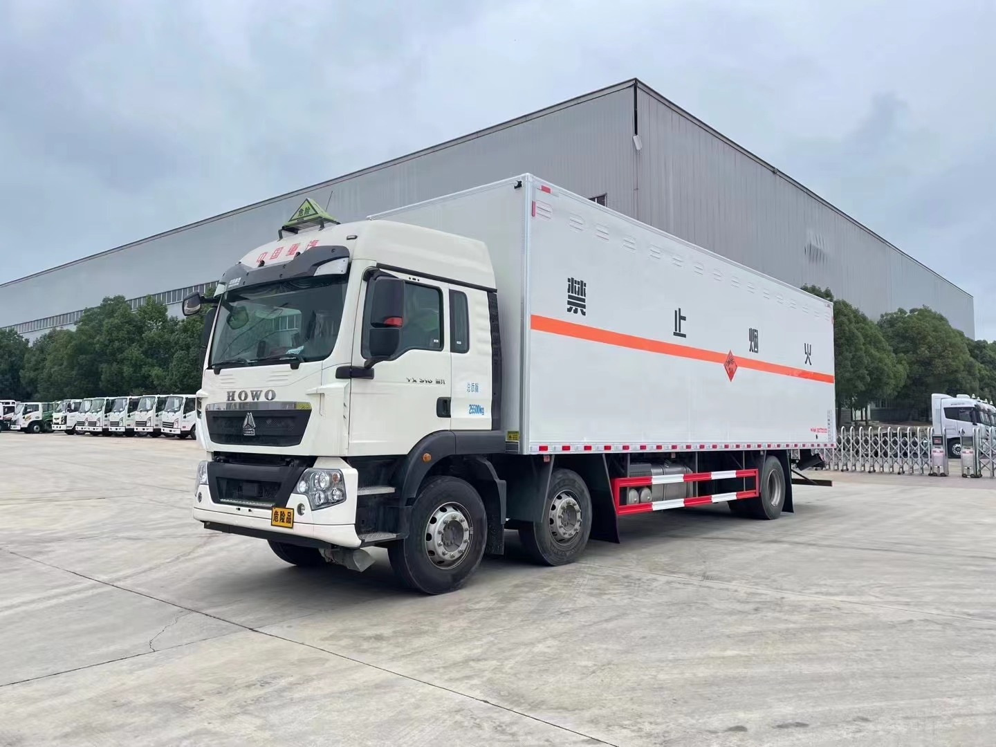 重汽豪沃9.6米烟花炮竹运输车