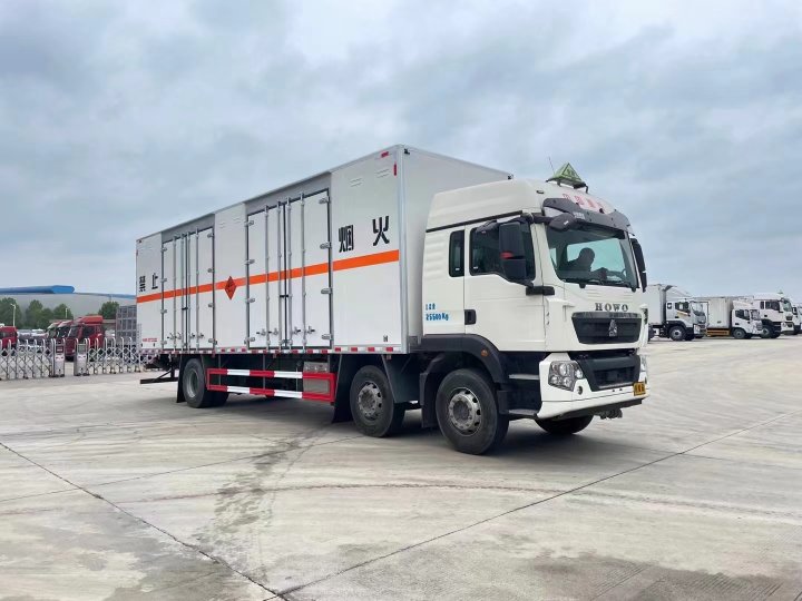重汽豪沃9.6米烟花炮竹运输车
