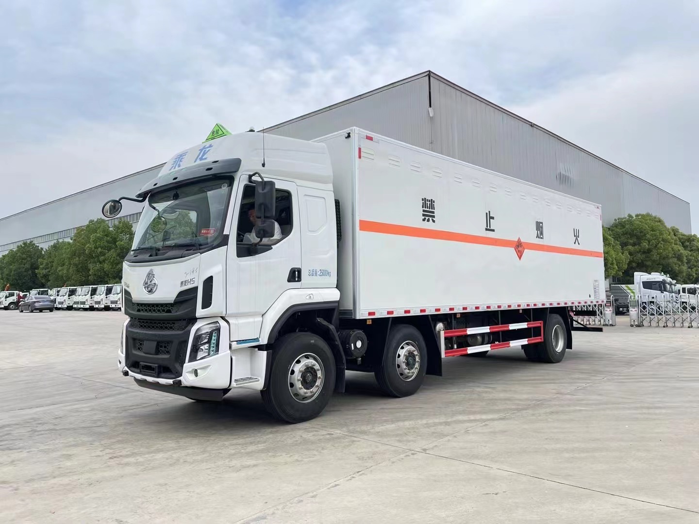 柳汽乘龙9.6米烟花炮竹运输车