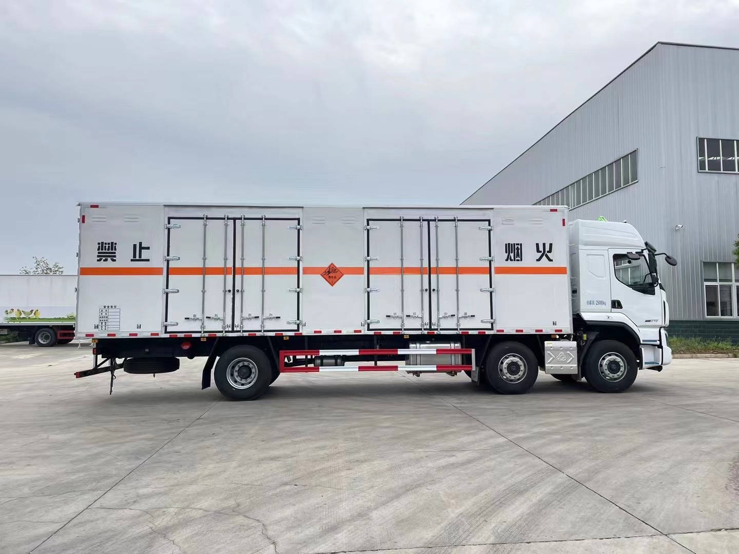 柳汽乘龙9.6米烟花炮竹运输车